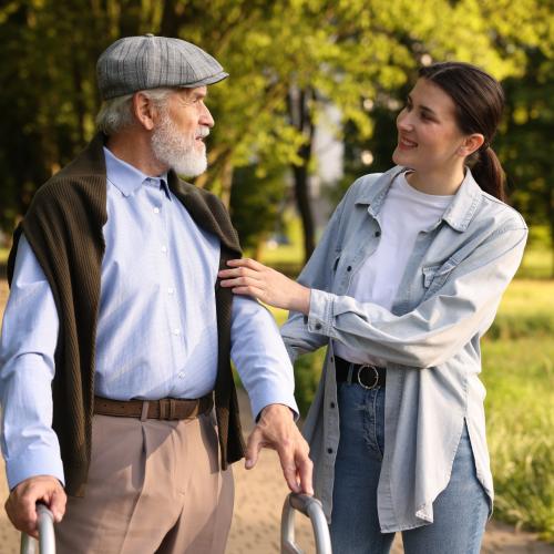 Familiari curanti: la CSSS-S sostiene l’appello dei comuni a definire degli standard