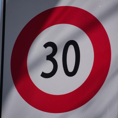 Conseil fédéral assouplit la mise en œuvre de la motion visant à limiter le 30 km/h